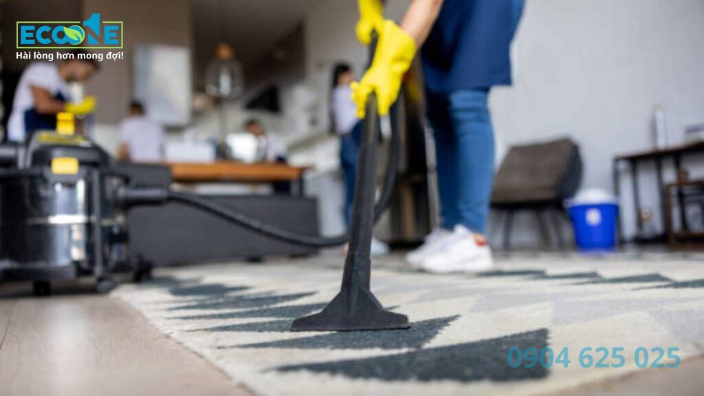 Sử dụng máy hút bụi thay vì chổi quét để tránh bụi bay lên không khí, bám lại trên các bề mặt khác trong quá trình vệ sinh Khách sạn